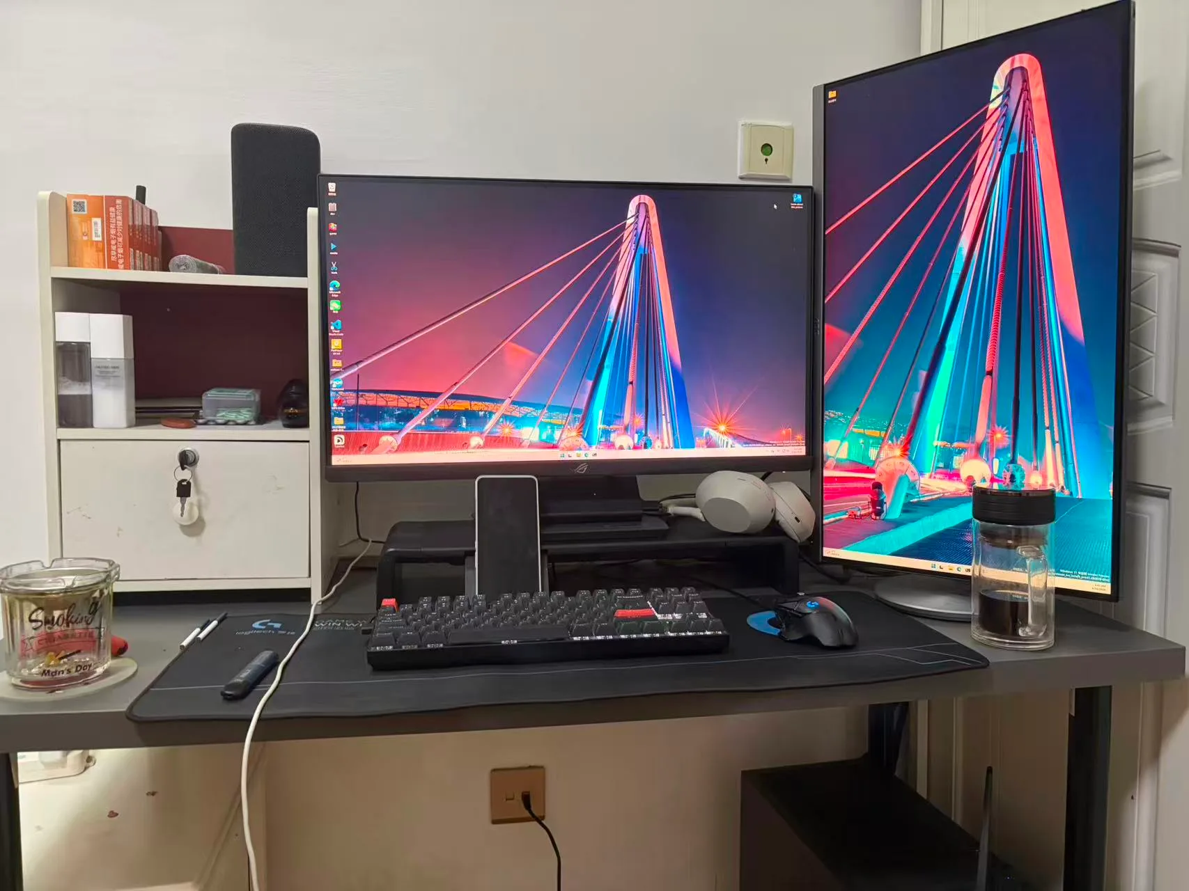 工作台上的双屏显示器